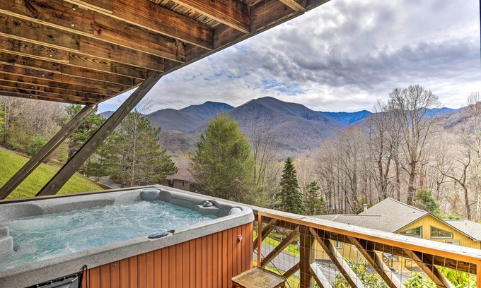 Valley Creek Run Cottage | Best Location - Maggie Valley Cabin w/Hot Tub!