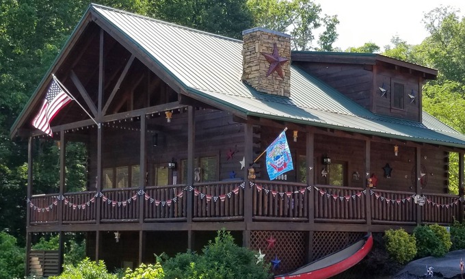 Pigeon Forge Cabin | !BEST LOCATION! RESERVE NOW FOR SPRING BREAK AND SUMMER! BEARFOOT CORNER CABIN!