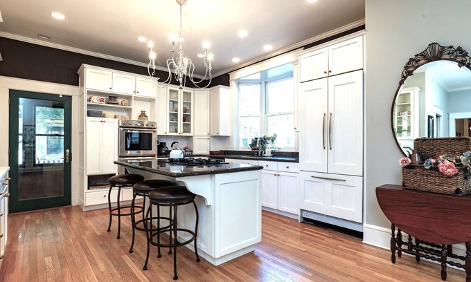 Summit Hill House | Best Location! Walk, Shop & Eat on Summit, Grand & Selby; Sleeps 15!