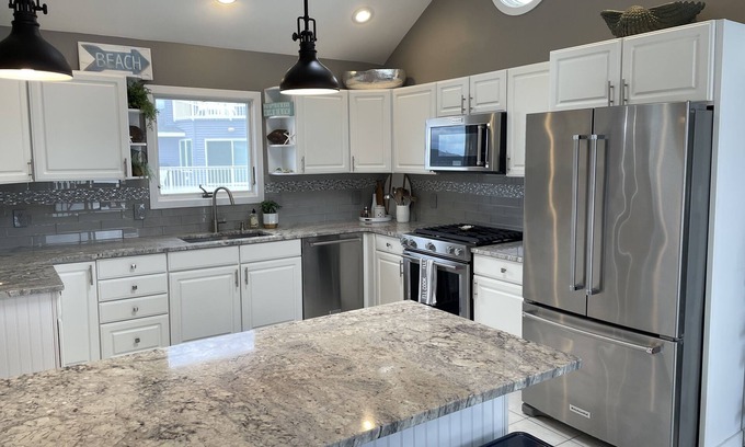 North Beach House | 'Best of Both Worlds' Bayview, Steps to Beach