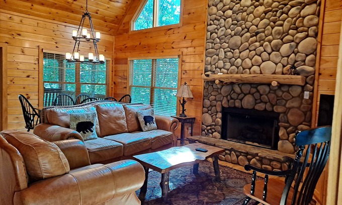 Helen Cabin | Best of both worlds! Feel secluded a mile from downtown in a luxury cabin.