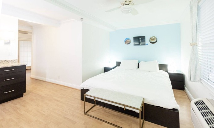 Rehoboth Beach Hotel | Best of Delaware King Bed Plus Day Bed Pool - Hot Tub - Pet Friendly - Beach