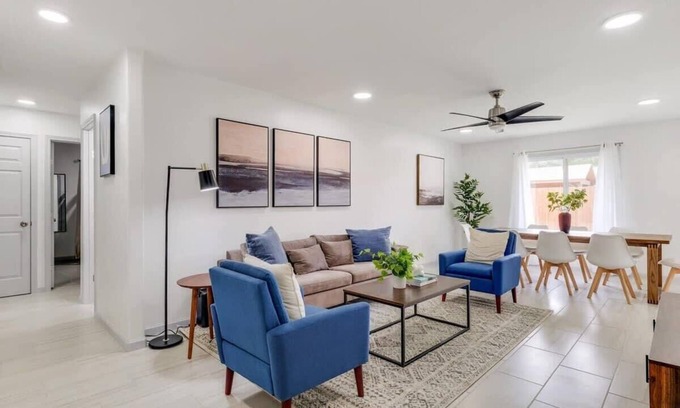 Irving House | Best of Irving - Yard, Firepit, Free Parking