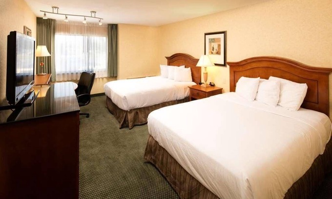 Wenatchee Resort | Best Pick! Comes with Free Parking On-site and Pool! Pets Allowed!
