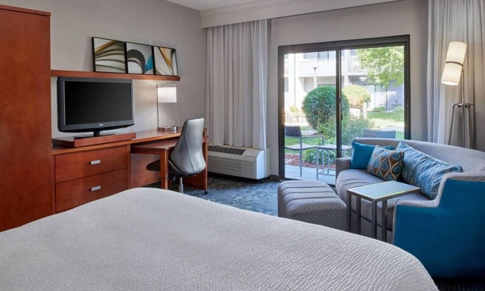 Eden Prairie Hotel | Best Pick! With Indoor Pool, Pets are Welcome with Fee, Courtyard View!