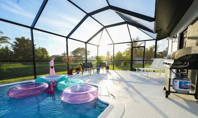Cutler Bay House | Best Pool House For Families + Games and Services!