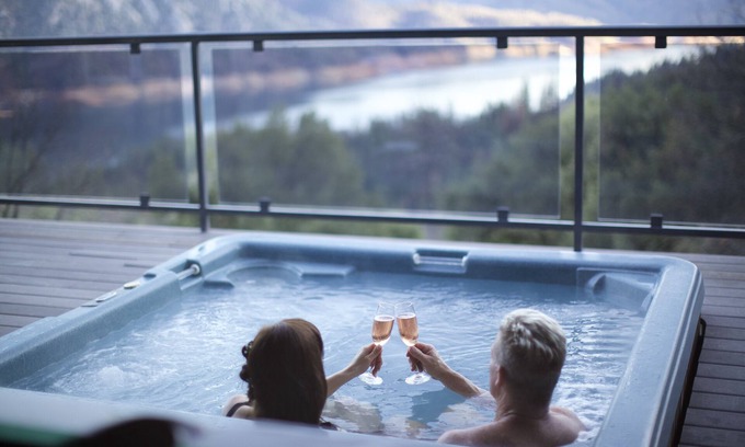 Lakehead House | Best Romantic Getaway on Lake Shasta. Amazing Views, No Neighbors.