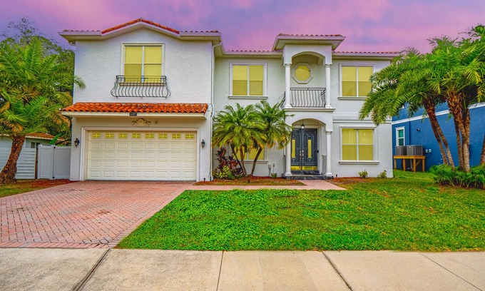 Virginia Park House | ⭐️BEST⭐️ SOUTH TAMPA MANSION- REMODELED- MOVIE THEATER- 🔥POOL-HOTTUB HUGE 5000 sqf