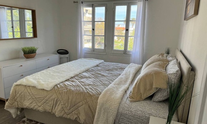 Pico - Robertson Apartment | Best, top, beautiful LA view 2-bedroom place with WiFi, AC in nice Los Angeles