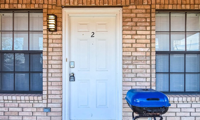 Eagle Pass Apartment | BEST VALUE Family-sized 2-bed 1-bath comfortable and centrally located apartment