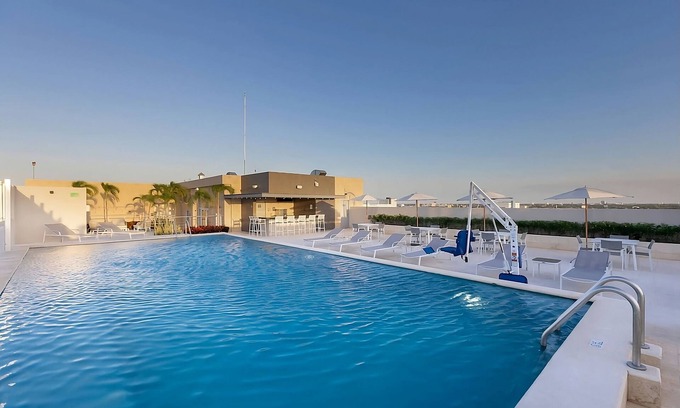 Xcumpich House | Best Value, Quality Stay! Free Breakfast and Parking, Pool, Pets Allowed