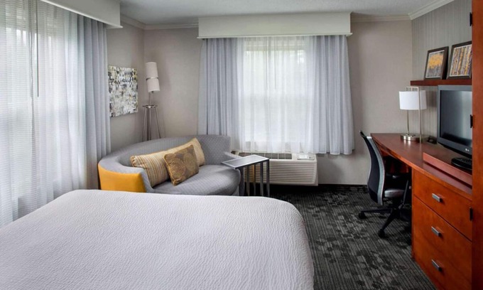 Tinton Falls Hotel | Best Value, Quality Stay! Close to Tinton Falls Recreation Complex, Pet-Friendly