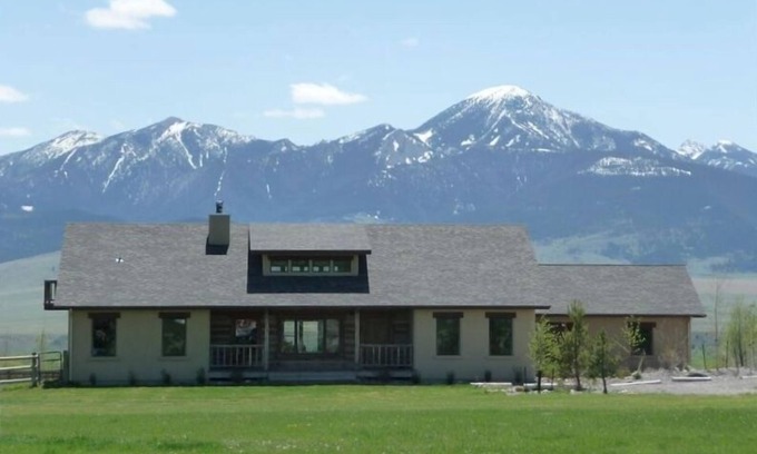 Livingston House | Best Value with amazing views close to town!