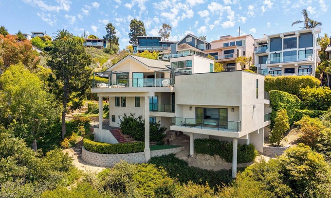 Arch Beach Heights House | Best View in Laguna- 3 bedroom