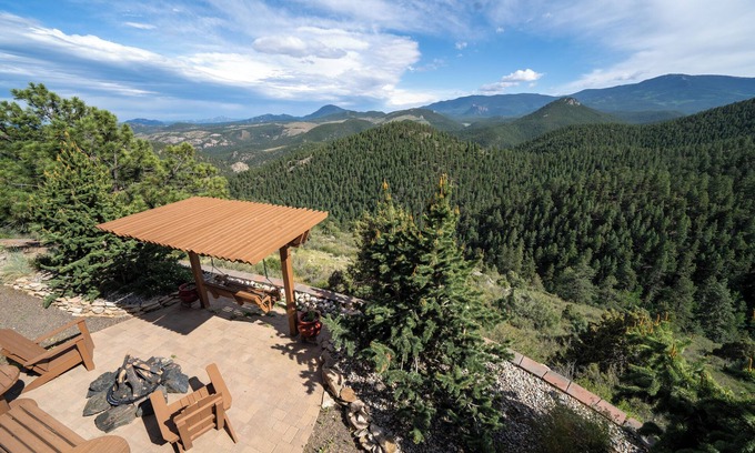Bailey House | Best view! Infinity Swing, Spa, Decks, Big Kitchen, 3,100 Sq Ft, A/C, Ping Pong