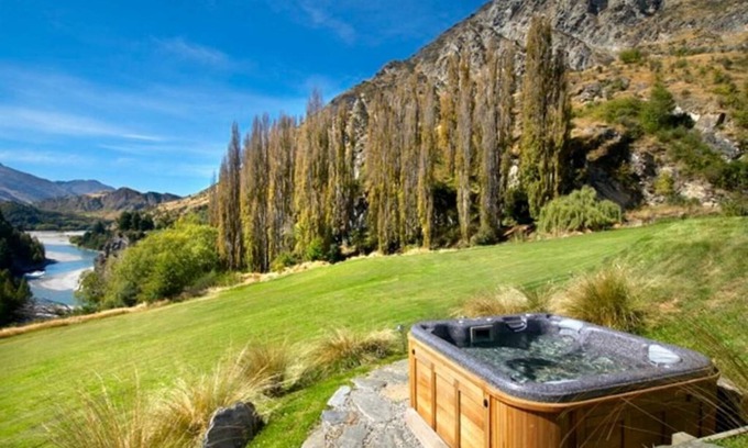 Arthur's Point House | Best view Queenstown 4 Bed house with Outdoor Jacuzzi close to Coronet Ski Field