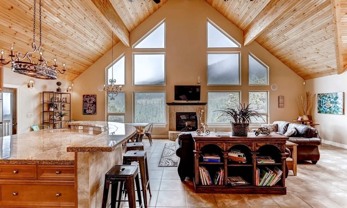 Evergreen House | BEST VIEWS 4 BDR Mountain Home. SKI, Red Rock, 26 mins to DENVER. HOT TUB!