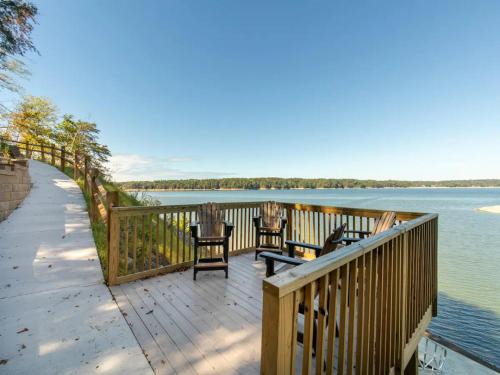 Dandridge House | BEST VIEWS LAKE FRONT Waters Edge