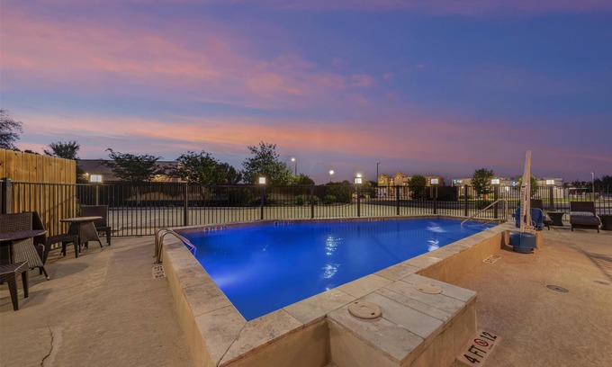 La Vernia Hotel | Best Western Green Oaks Inn & Suites