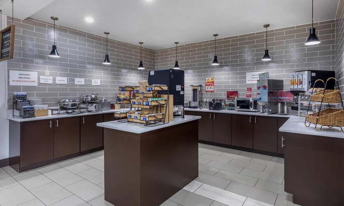Denton Hotel | Best Western Plus Denton Inn & Suites