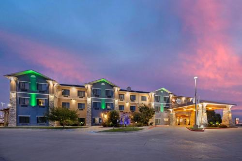 Garden City Hotel | Best Western Plus Emerald Inn & Suites