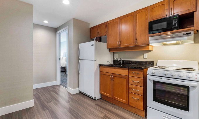 Dilworth Mountain Estates Hotel | Best Western Plus Kelowna Hotel & Suites