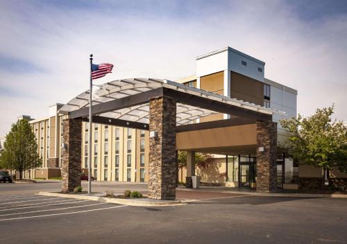 Strongsville Hotel | Best Western Plus Strongsville Cleveland