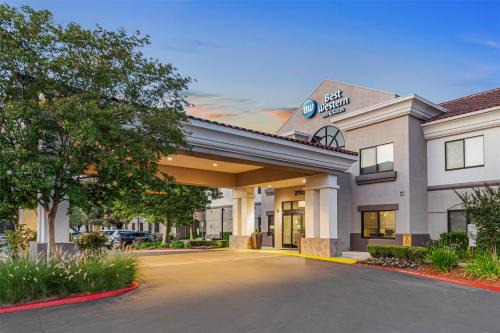 Valencia Hotel | Best Western Valencia/Six Flags Inn & Suites