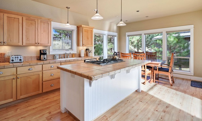 RiverWild House | BEST Wild River, Huge Bonus Room, EV Charger, Community Hot Tub (Seasonal Pool)