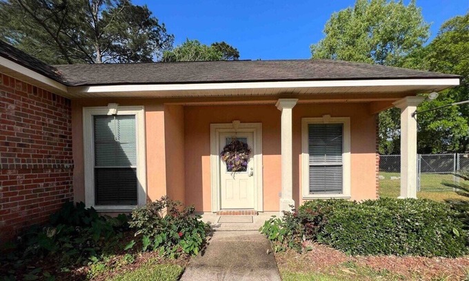 Scotlandville House | BestStays@Bayou-Chic -work crews love us. Fenced with WIFI