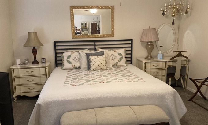 Tyler House | BestStays@Queen Bee Cozy for couples and small families