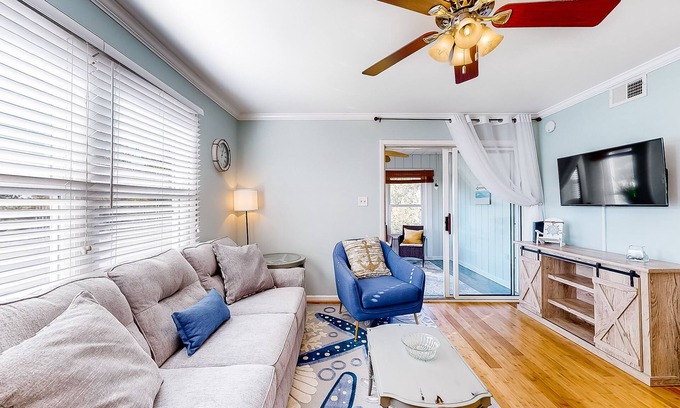 Frankford Condo | Bethany Meadows condo with new owners, pool & tennis court - close to everything