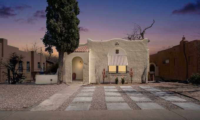 Las Cruces House | Beths House: A Charming Adobe Near Downtown