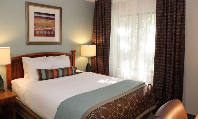 Vancouver Hotel | Better Choice for your Vacation! 2 Posh Units, Free Breakfast, Outdoor Pool!