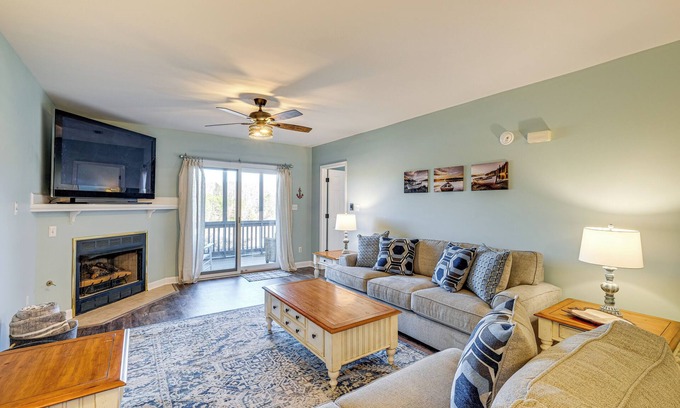 Huddleston Condo | 'Better Lake Than Never' Huddleston Condo
