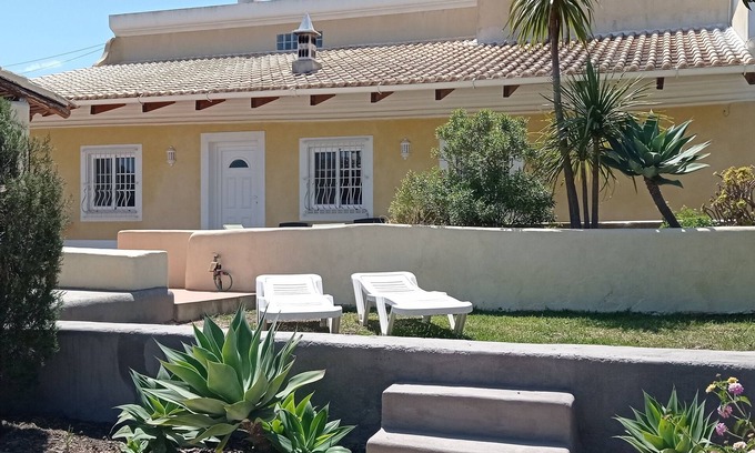 Lagoa e Carvoeiro House | better than a flat, a small country house with its own garden close to the beach