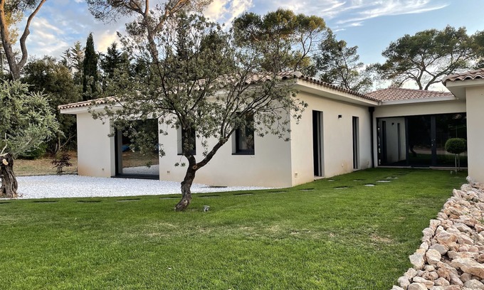 Le Tholonet Apartment | Between Aix and the Sainte Victoire