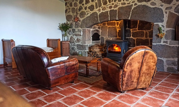 Saint-Martin-Valmeroux Cottage | Between stone and wood - cosy 1809 gîte - up to 8p - nature and views
