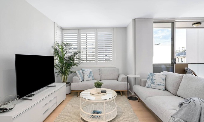 Manly Apartment | Between Harbour and Beach in the Heart of Manly with level access/lift