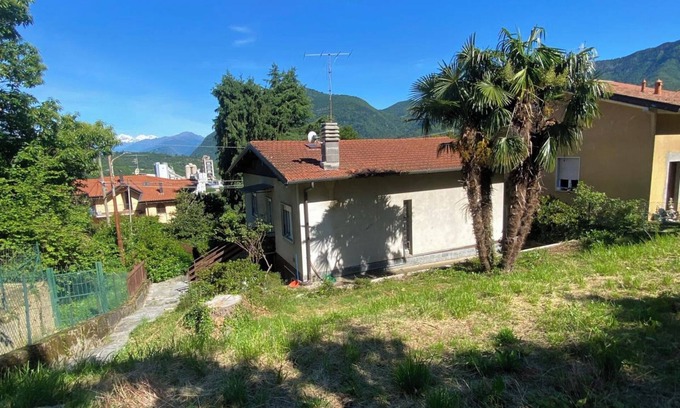 Gemonio House | Between lakes and mountains a detached cottage with garden and view.