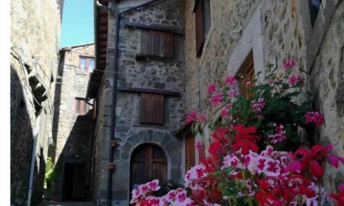 Lanciole Cottage | Between Lucca and Florence in a medieval castle in Tuscany