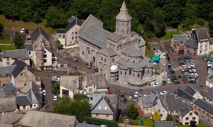 Orcival Apartment | Between Sancy and Volcans d'Auvergne. Orcival, Resources and Energy. 5 people.