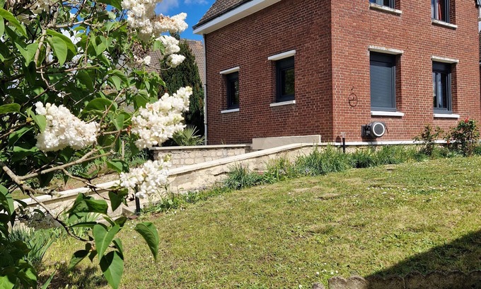 Oissel House | Between station and Seine Renovated family home. Pets welcome!