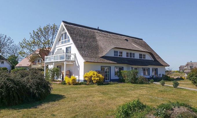 Monchgut-Granitz Apartment | Between the Baltic Sea beach and the Bodden, the Boddenhus apartment house awaits you with its brigh