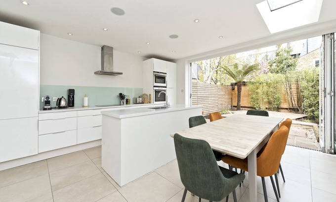 Northcote House | Between the Commons - Three Bedroom House, Sleeps 6