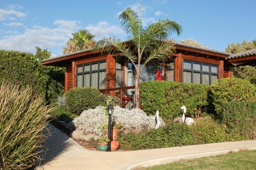 Ne'ot Golan House | Between Water and Sky