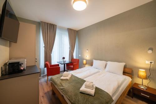 Central Interlaken Apartment | BetweenLakes Studio ground floor west