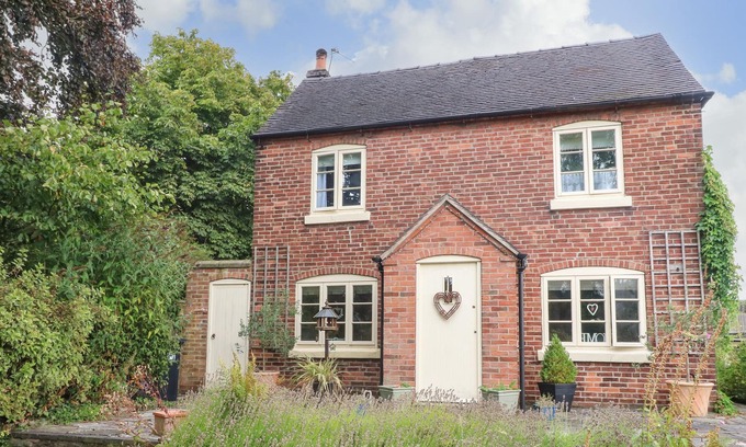Denstone House | BETWIXT COTTAGE, family friendly, with open fire in Ashbourne