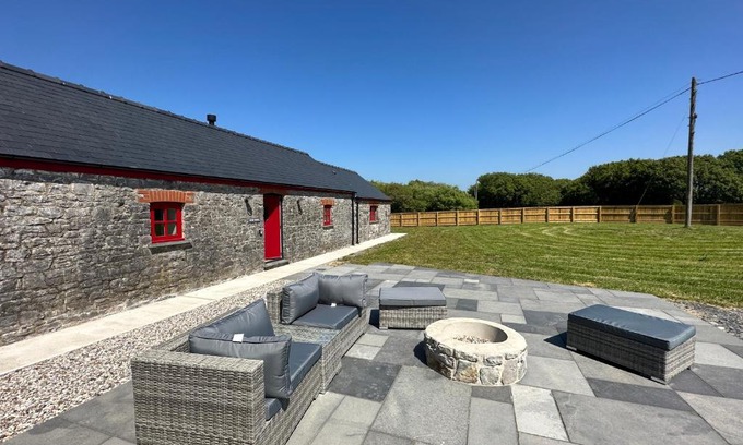 Llanybri House | Beudy Howel