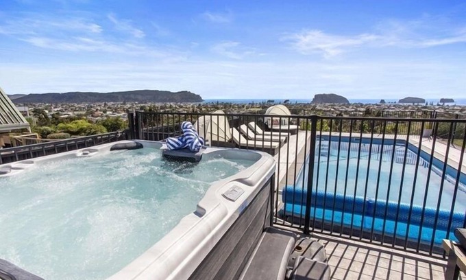 Whangamata House | Beverley Hills Cottage - in Whangamata